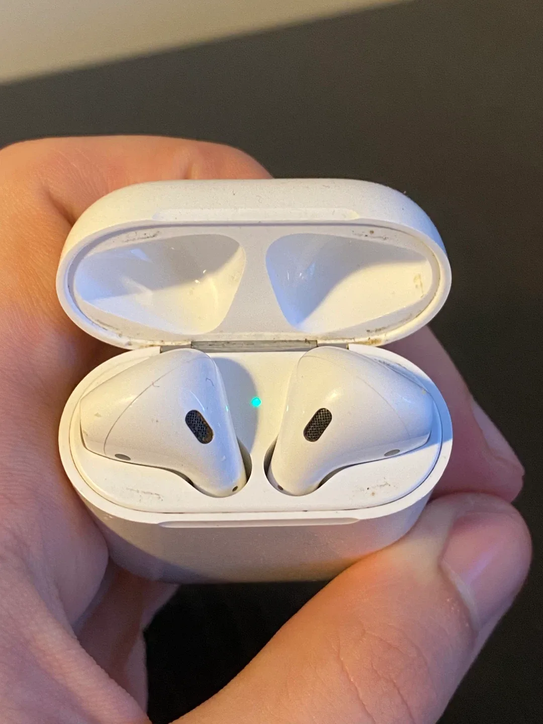 BUSTED Apple AirPods 2nd Generation image indicator(2)