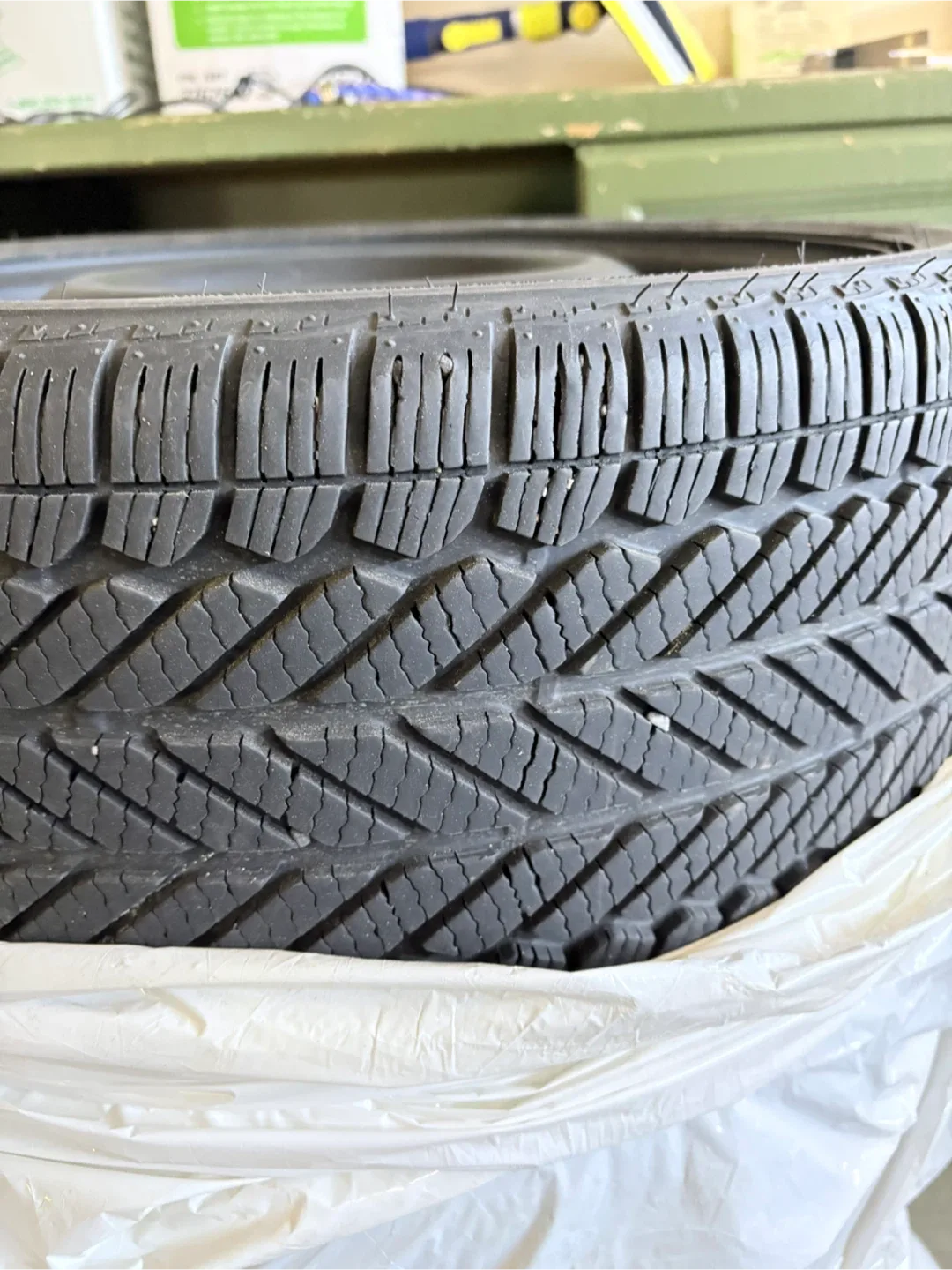 Bridgestone 225/65R17 Tire image indicator(2)