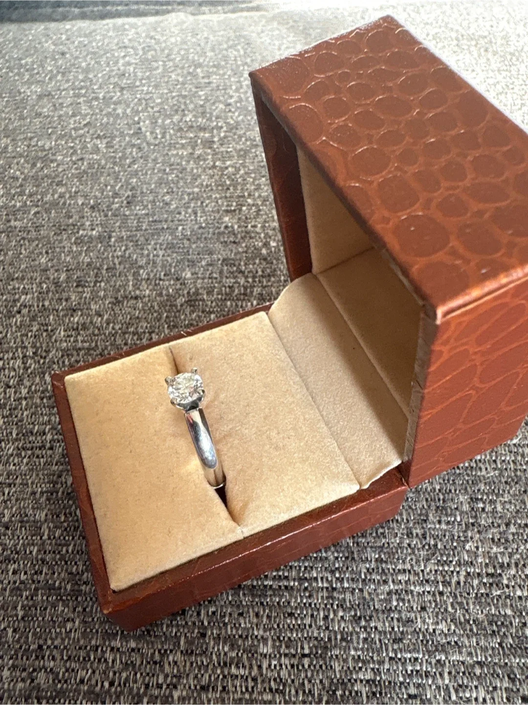 Diamond Ring in Box image indicator(2)