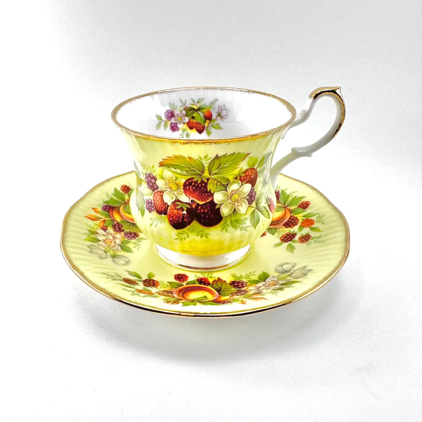 Queens strawberry teacup thumbnail