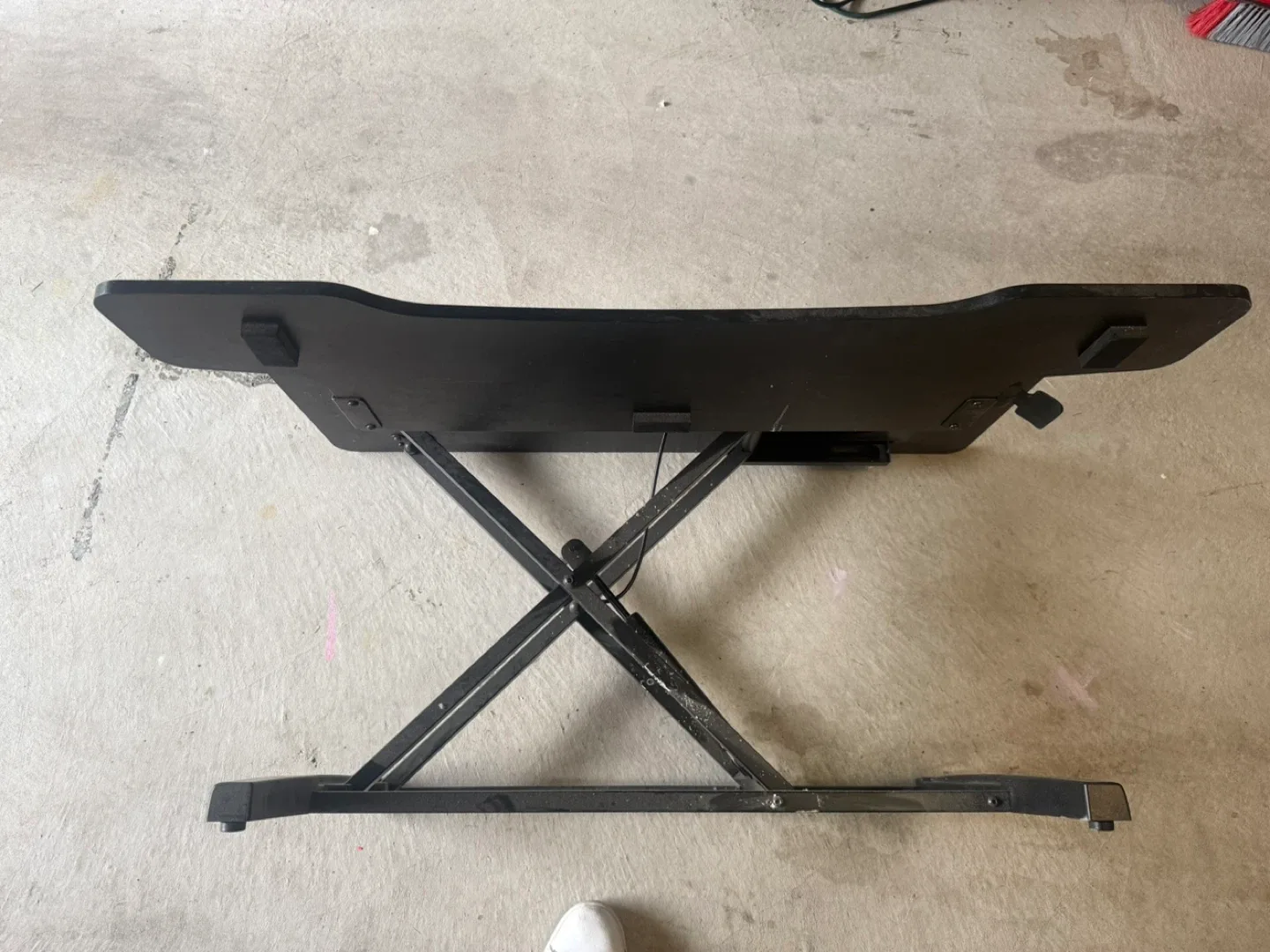 Black Adjustable Standing Desk Converter (Fitueyes) image indicator(5)