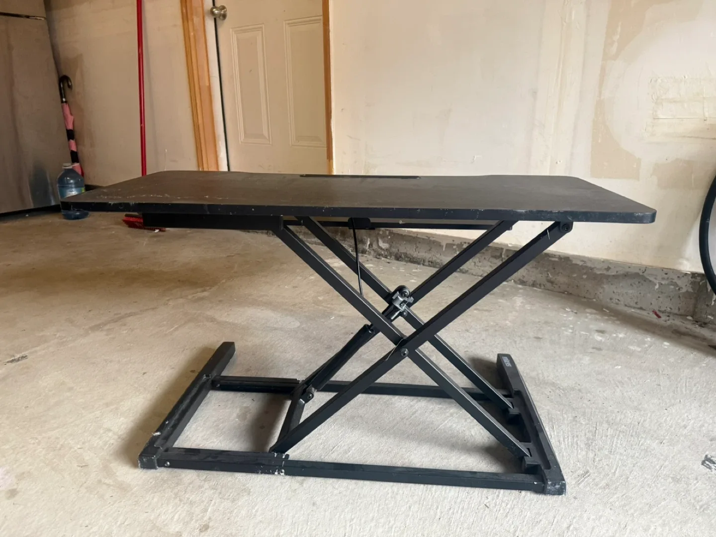 Black Adjustable Standing Desk Converter (Fitueyes) image indicator(8)