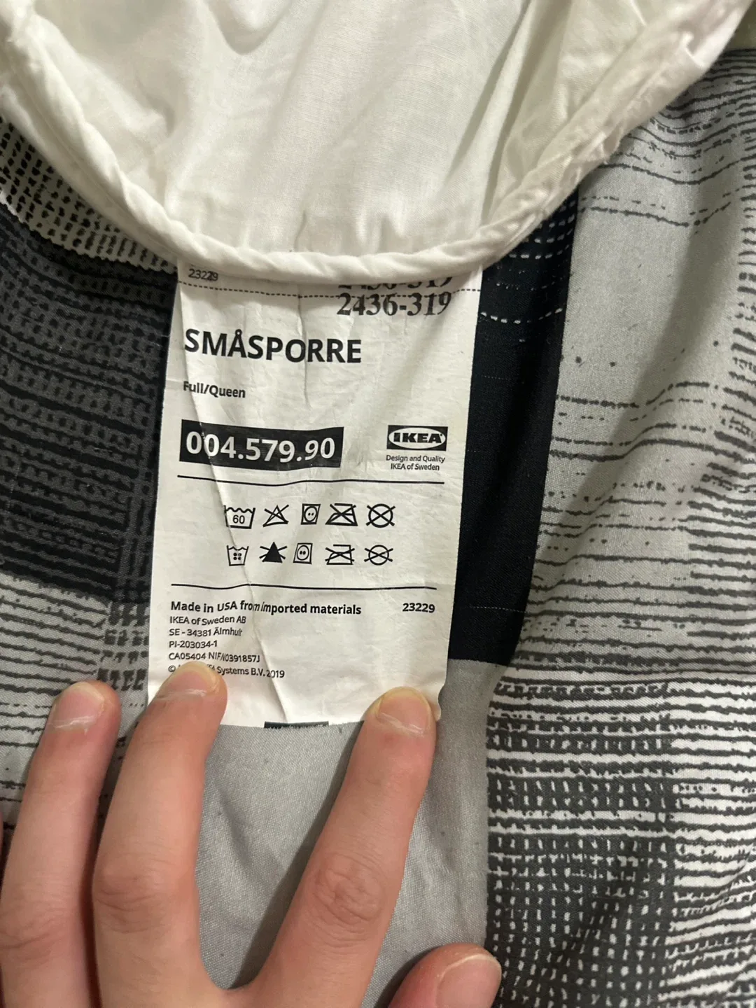 Queen-size comforter, cover, pillow image indicator(3)