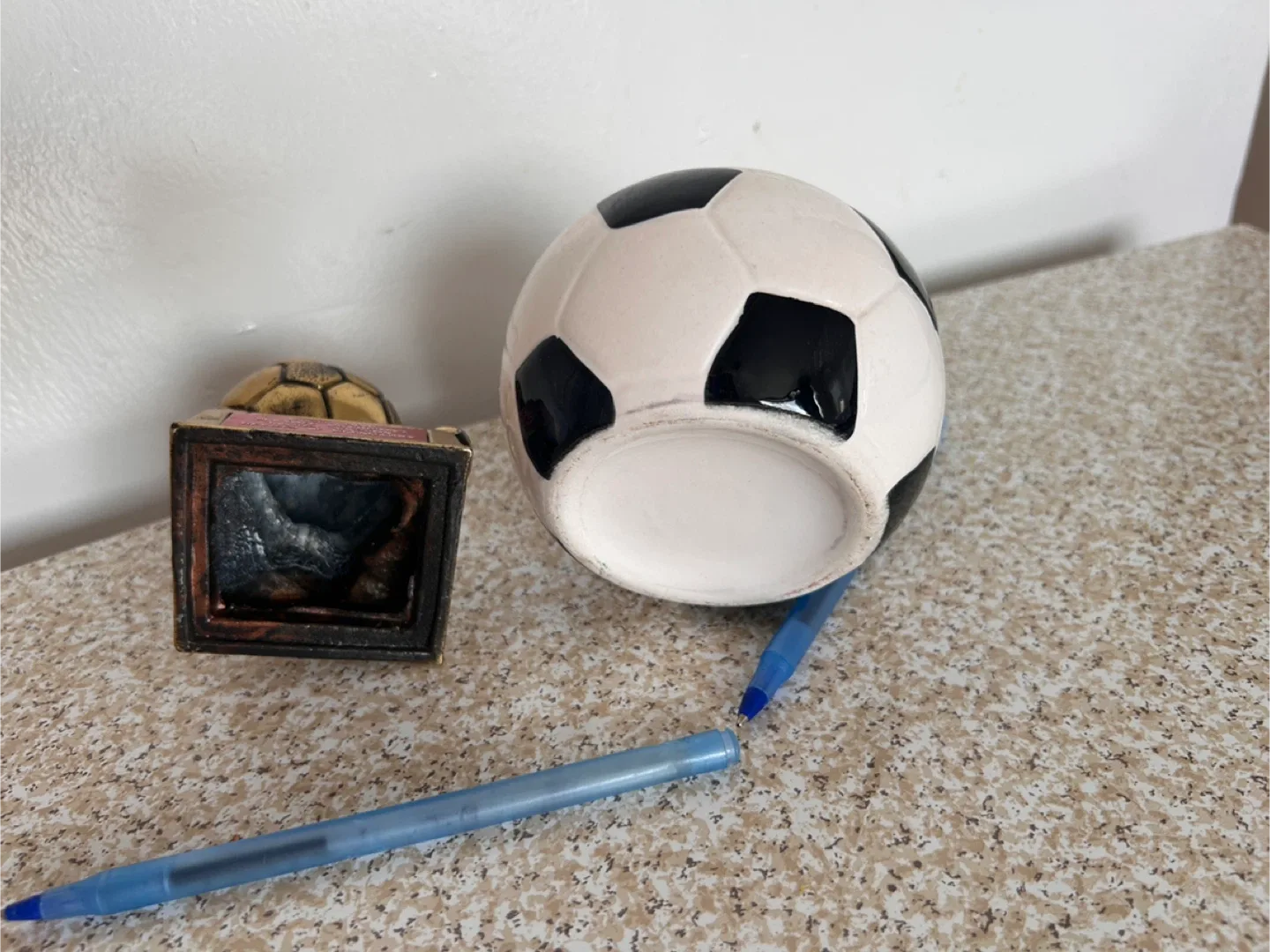 Soccer Ball Pen Holder and Trophy image indicator(2)