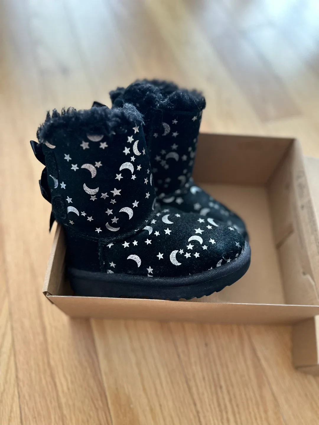 Ugg Bailey Bow - Moon and Stars Edition image indicator(2)