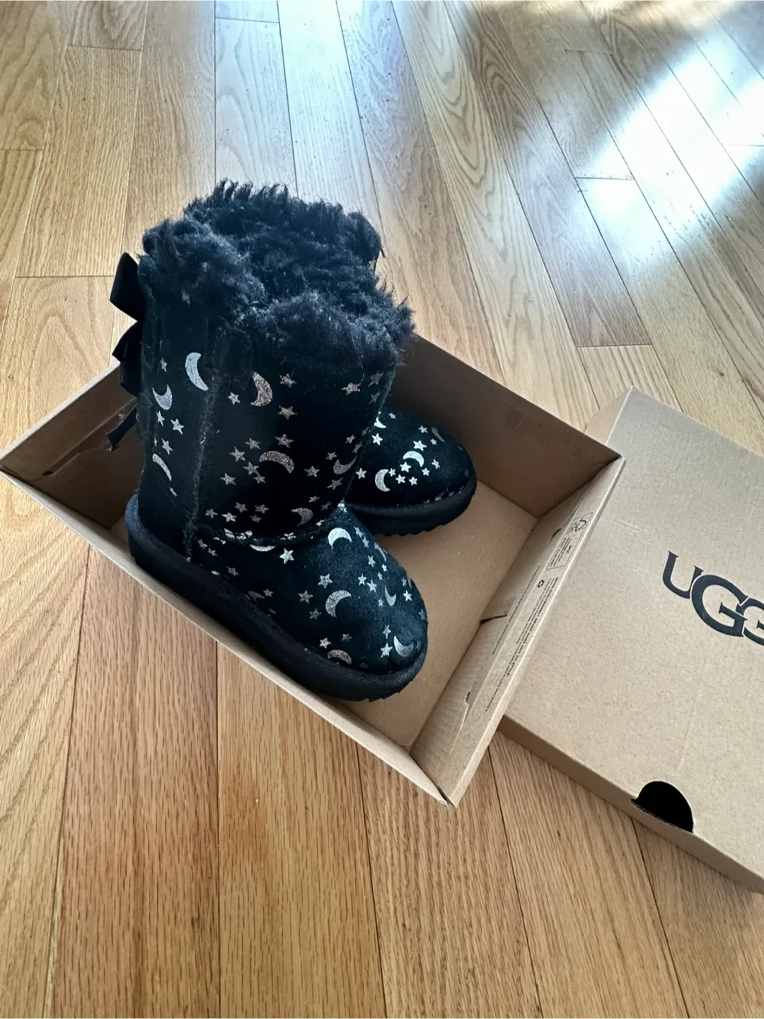 Ugg Bailey Bow - Moon and Stars Edition image indicator(3)