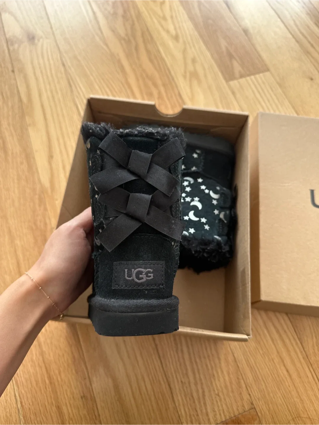 Ugg Bailey Bow - Moon and Stars Edition image indicator(4)