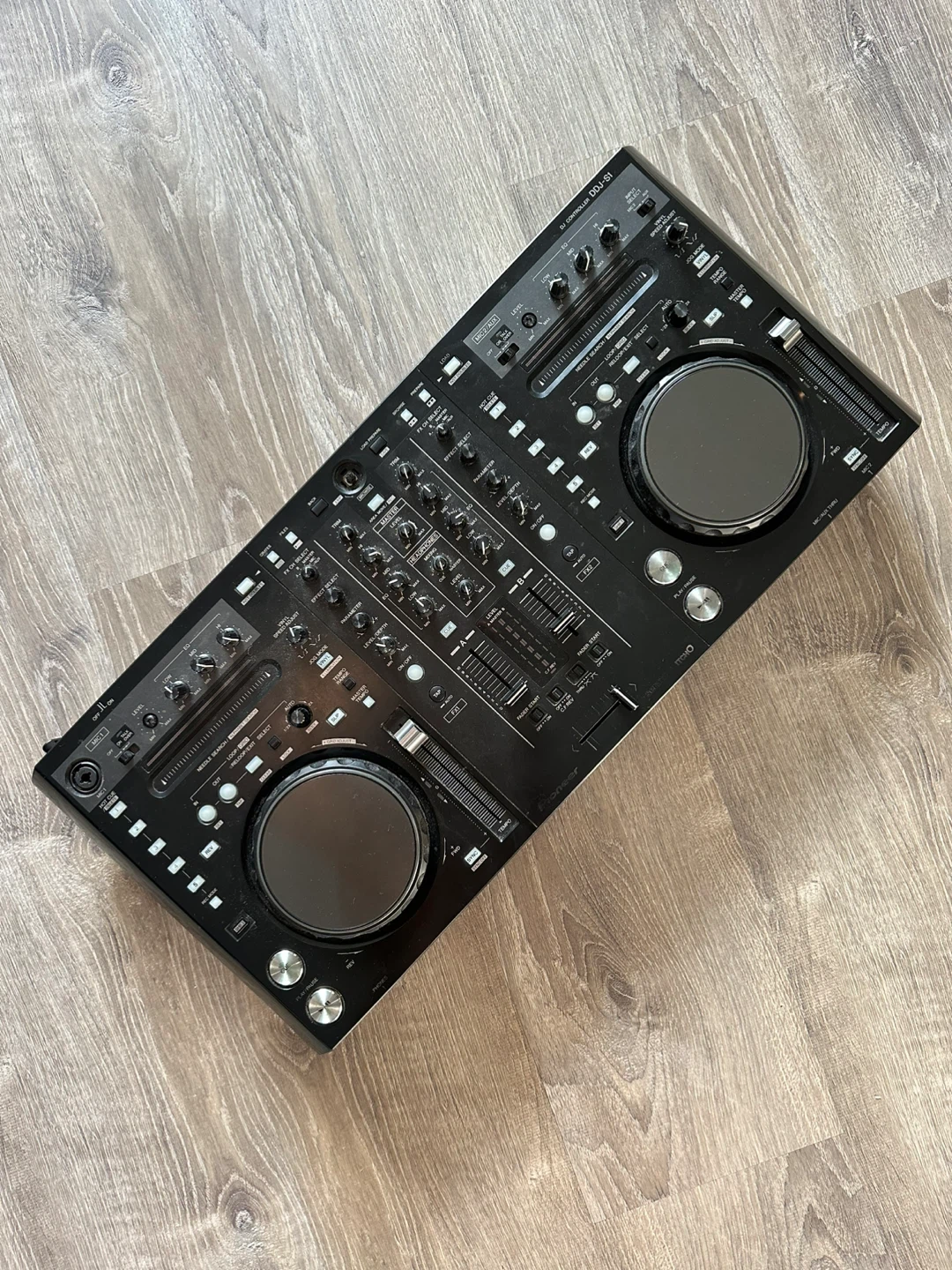 Pioneer DDJ-S1 DJ Controller