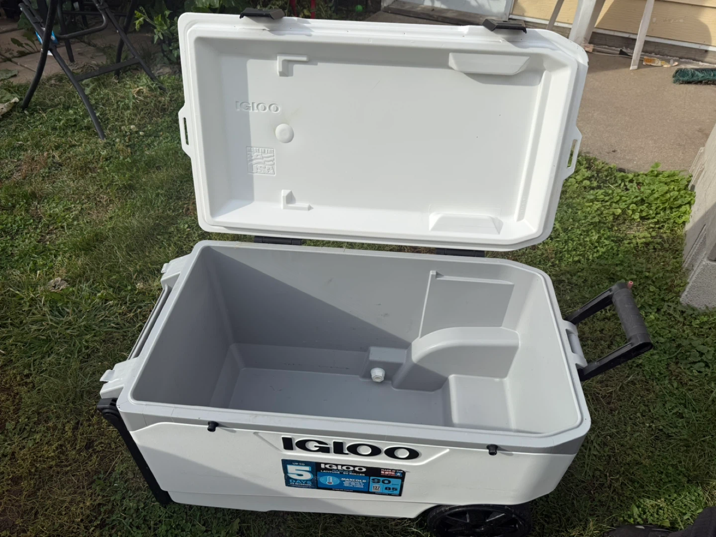Igloo Latitude 90 Roller Cooler - White