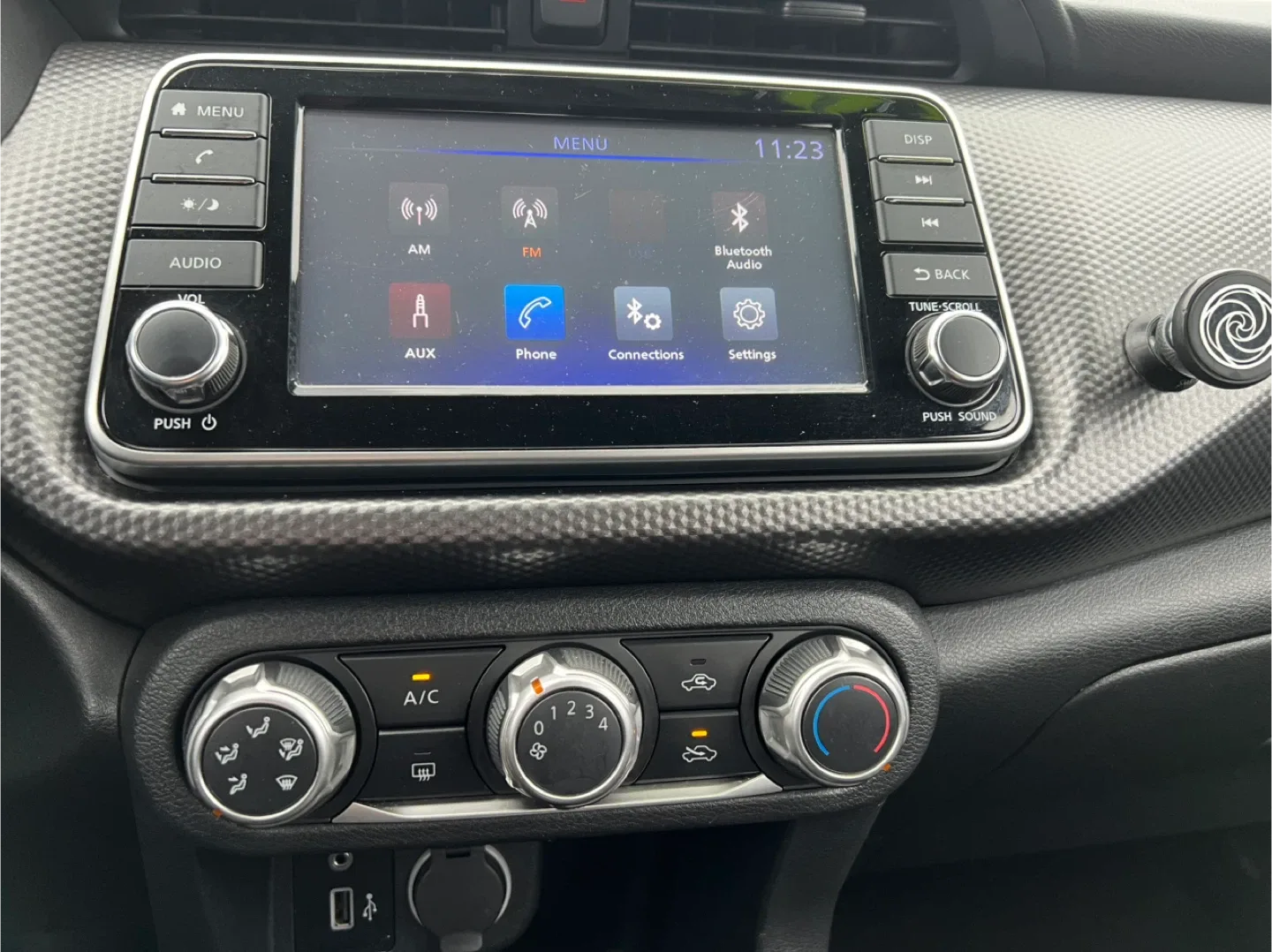 Nissan Kicks - Compact SUV image indicator(10)