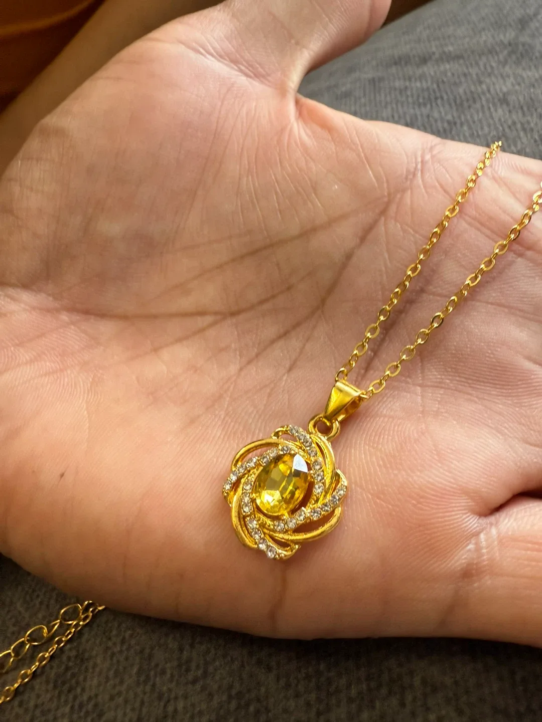 Gold Tone Floral Pendant Necklace image indicator(4)