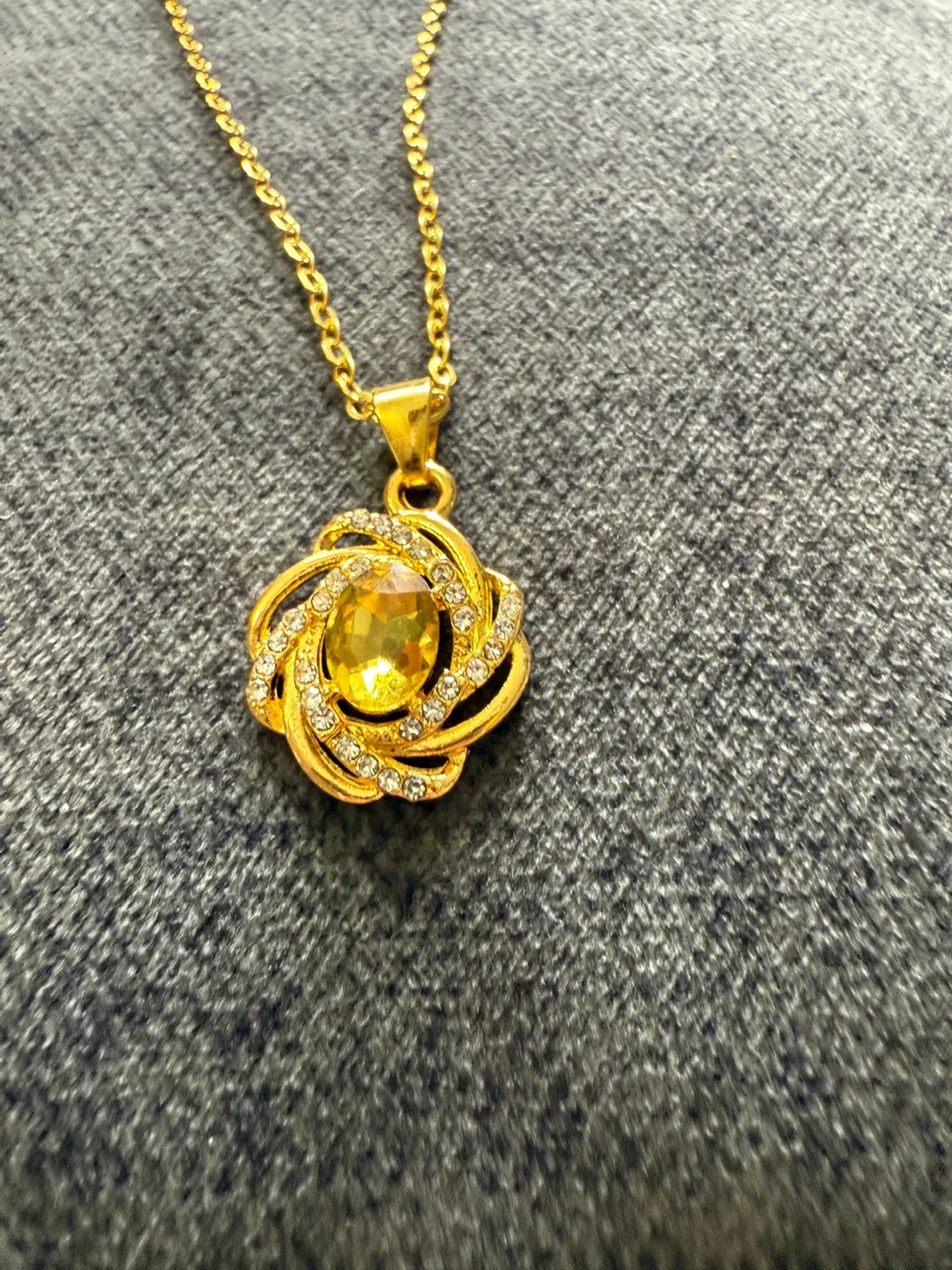 Gold Tone Floral Pendant Necklace