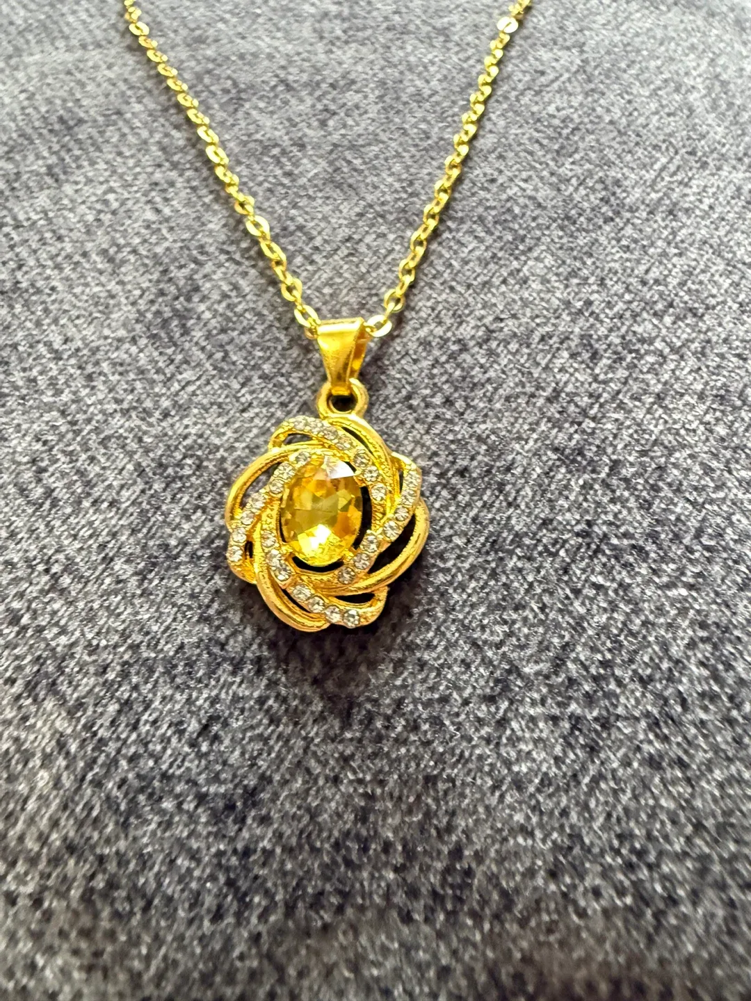 Gold Tone Floral Pendant Necklace image indicator(6)