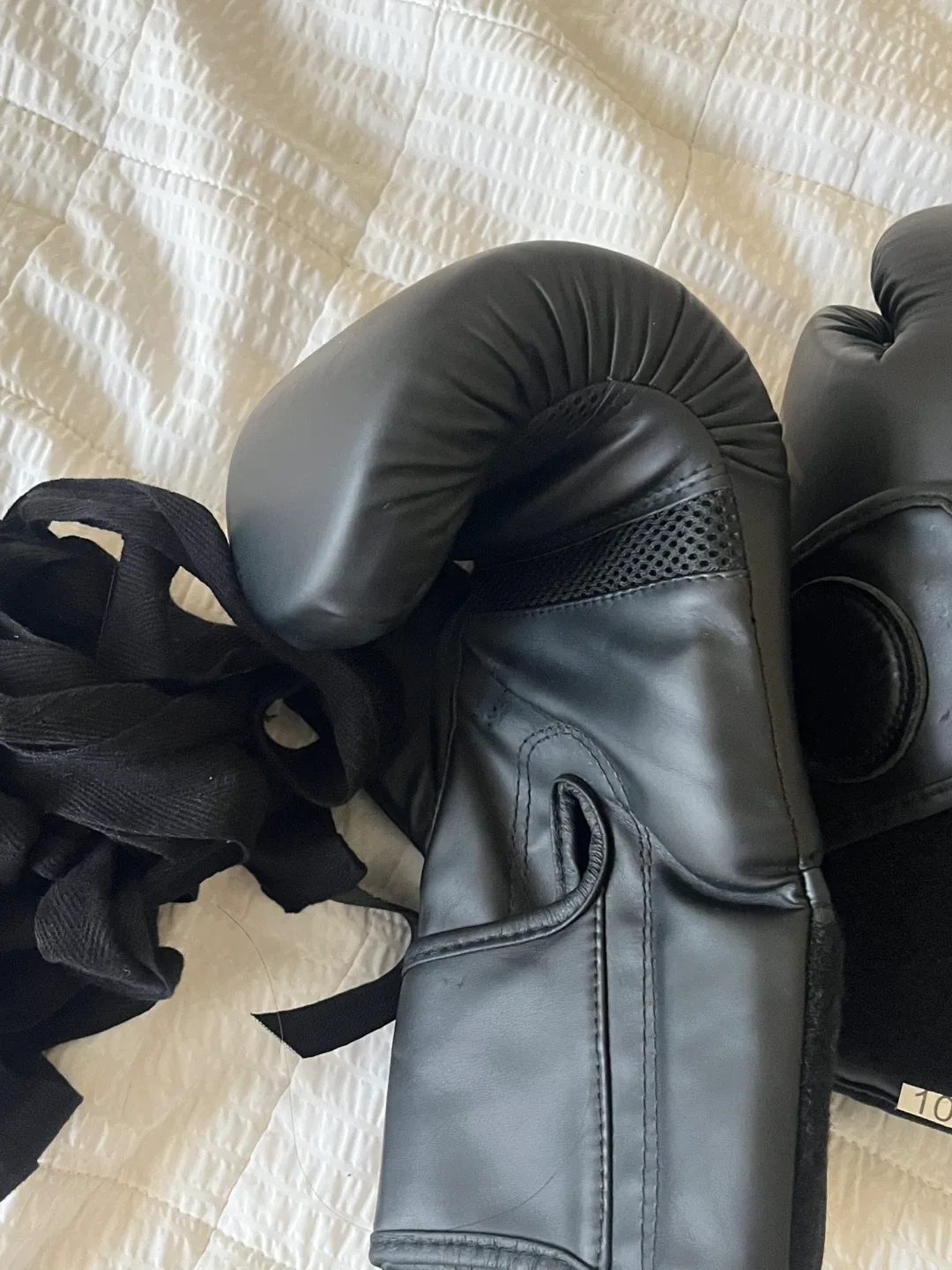 Bravvo Champion Boxing Gloves - 10 oz image indicator(3)