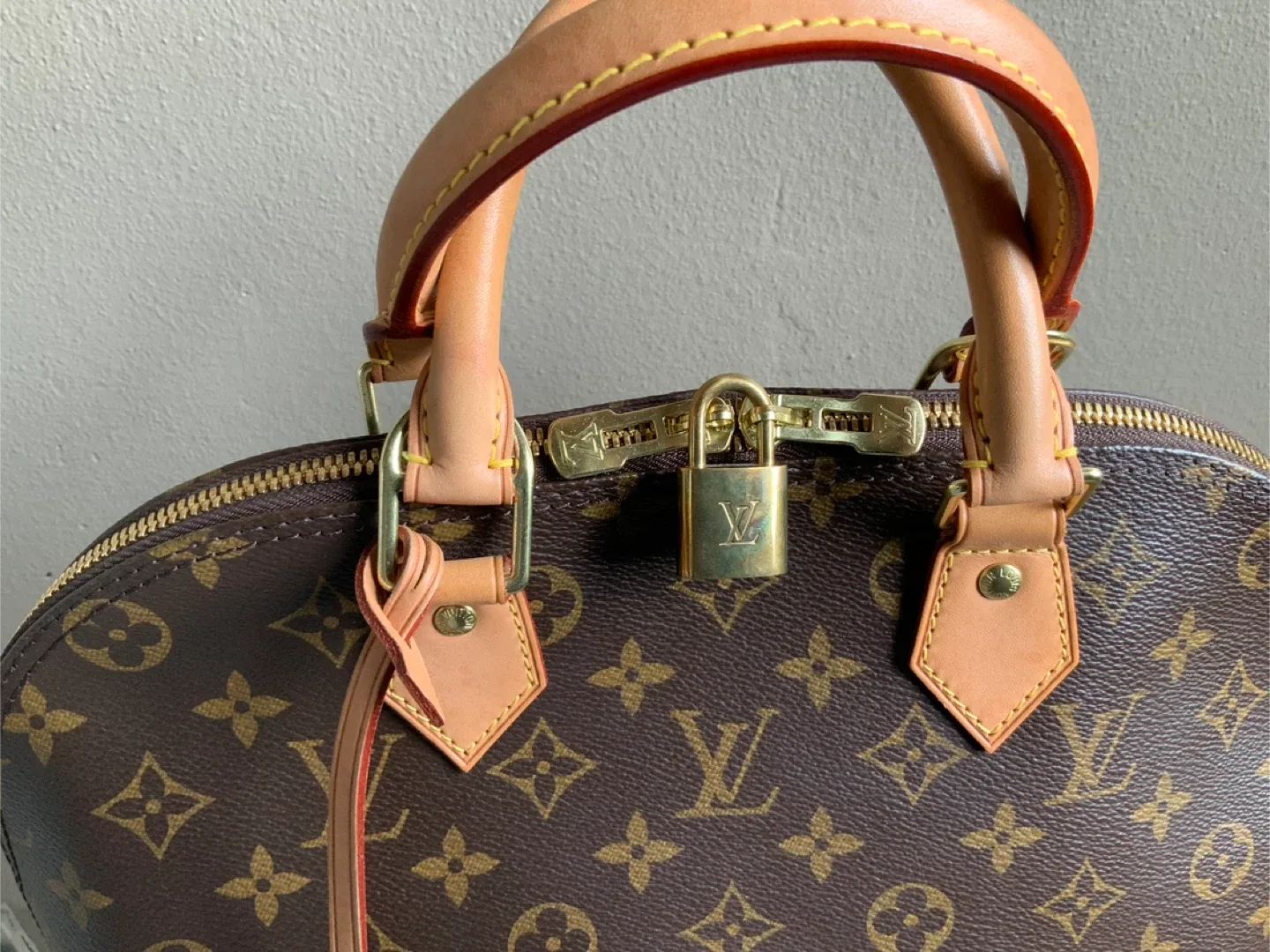 Louis Vuitton Alma Handbag image indicator(2)