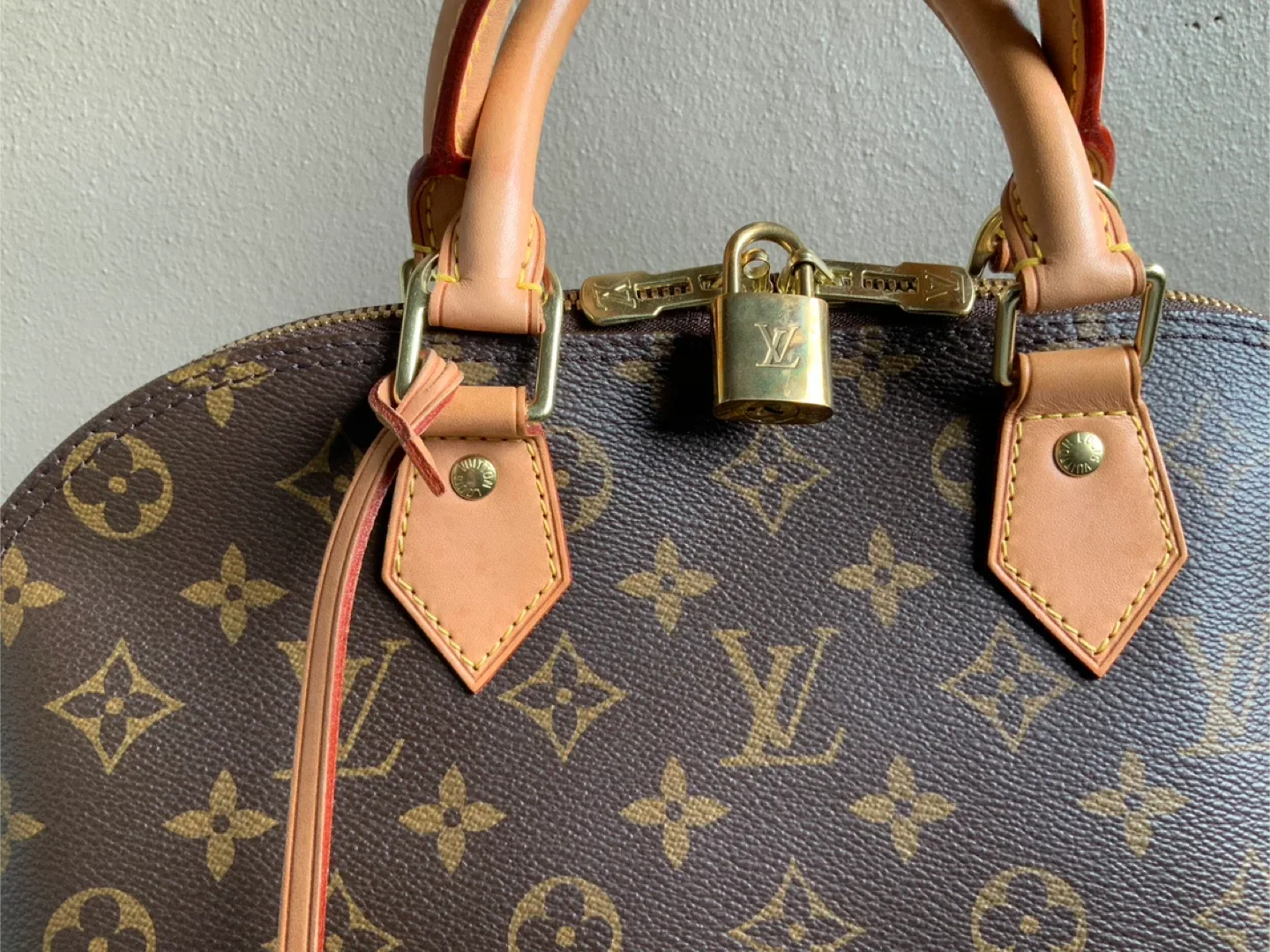 Louis Vuitton Alma Handbag image indicator(4)