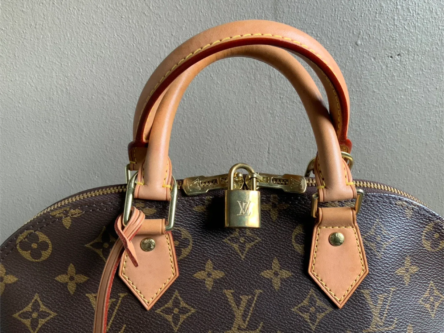 Louis Vuitton Alma Handbag image indicator(5)