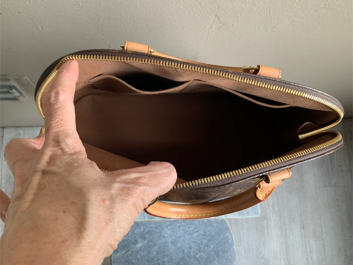 Louis Vuitton Alma Handbag image indicator(10)