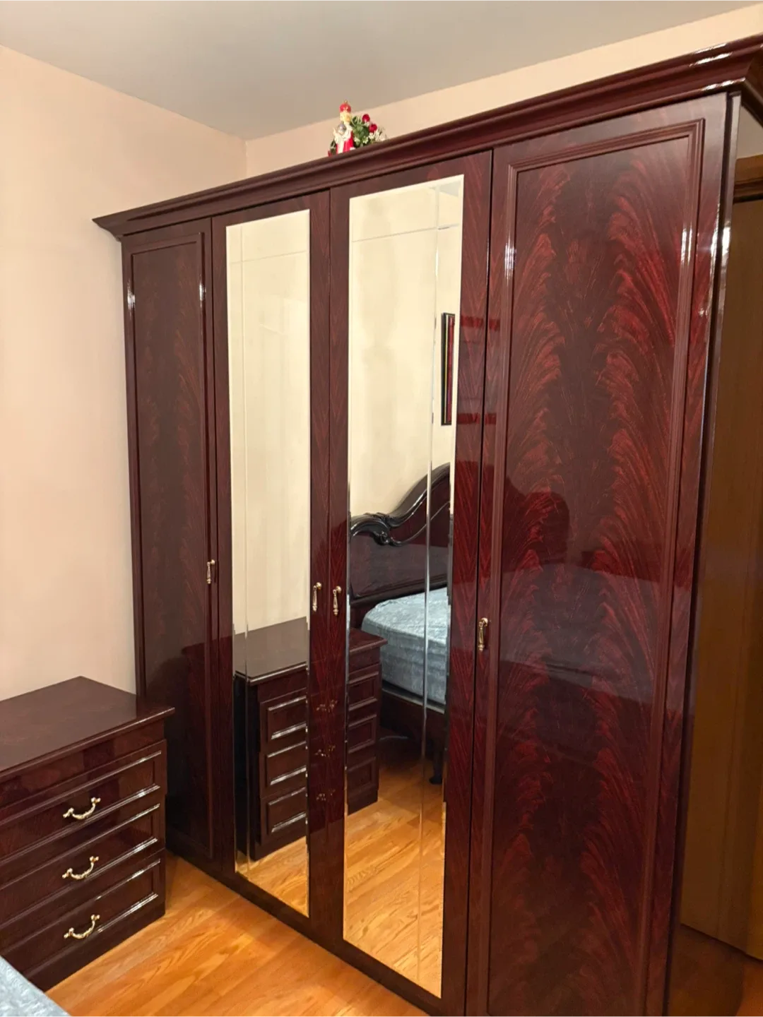 Antique Style Bedroom Set image indicator(2)