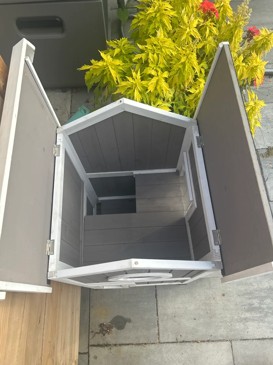 Wooden Outdoor Cat House image indicator(3)