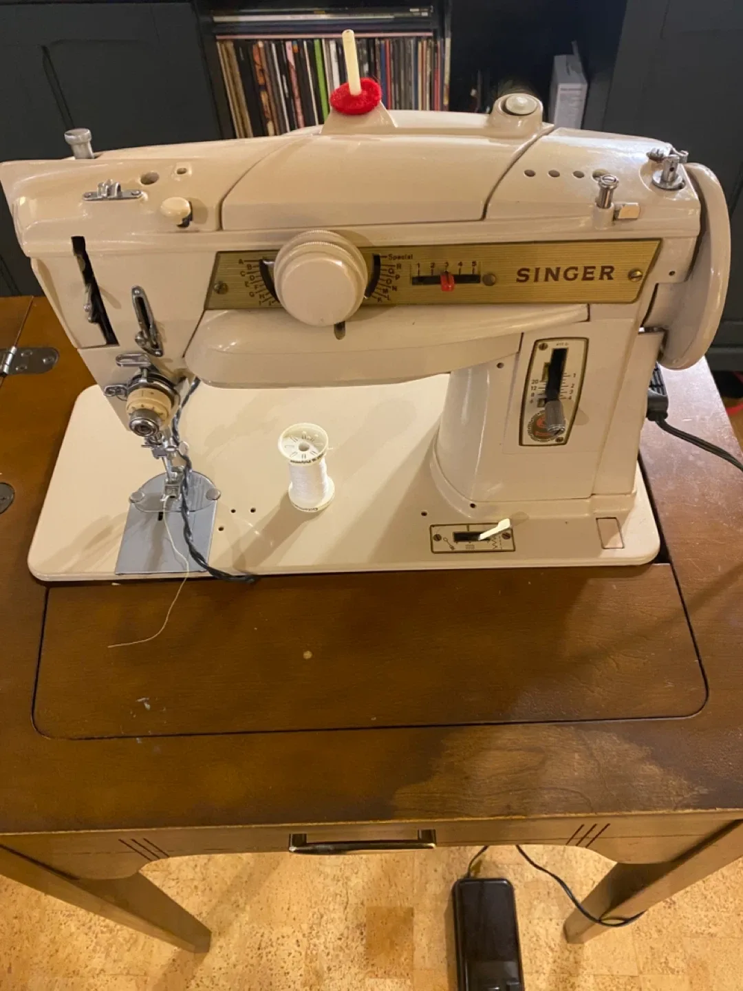 MCM 1963 411 G Singer Sewing Machine (all metal construction) image indicator(2)