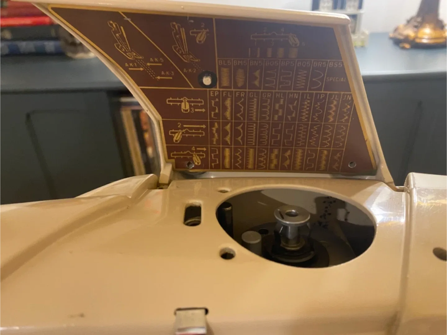 MCM 1963 411 G Singer Sewing Machine (all metal construction) image indicator(4)