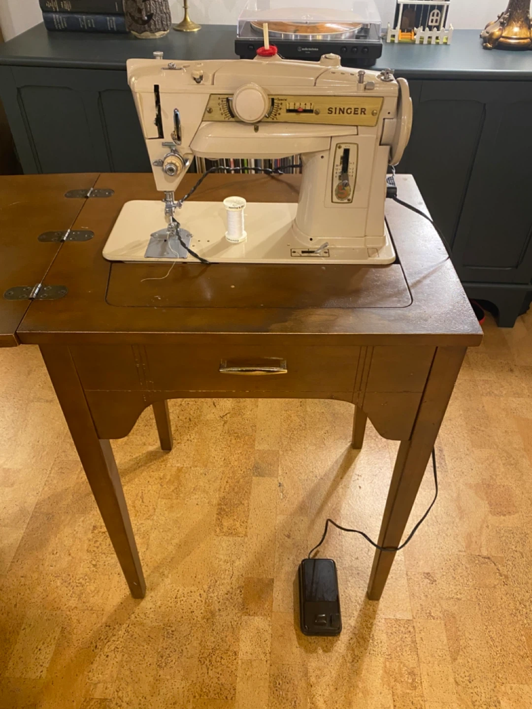 MCM 1963 411 G Singer Sewing Machine (all metal construction)