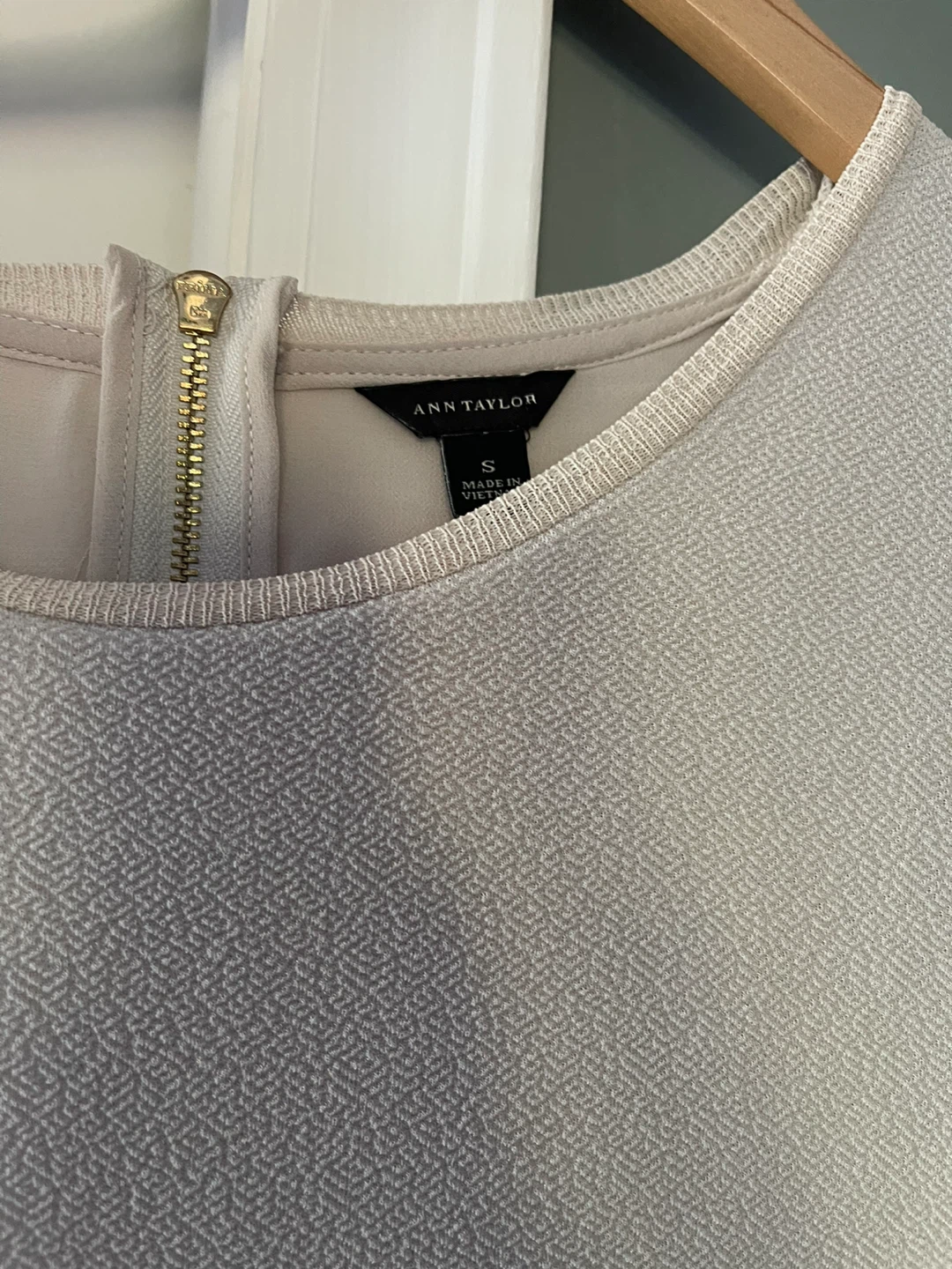 Ann Taylor Cream Blouse - Size S - photo 2