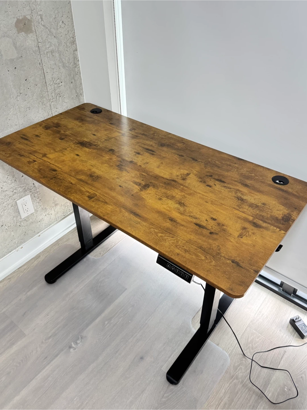Table with lifting mechanism