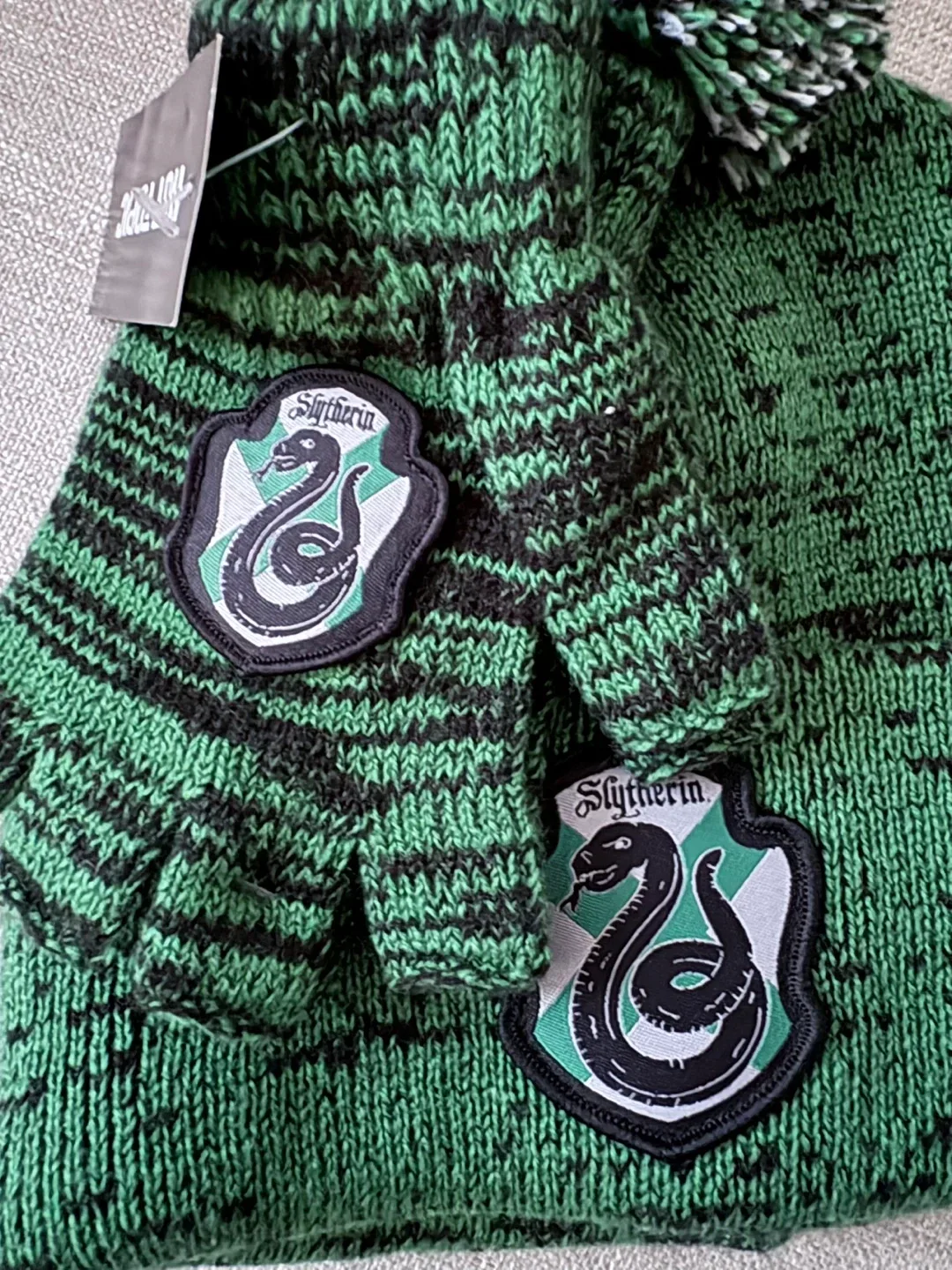 Hot Topic Toque and Mitt Set New - Harry Potter Slytherin image indicator(4)