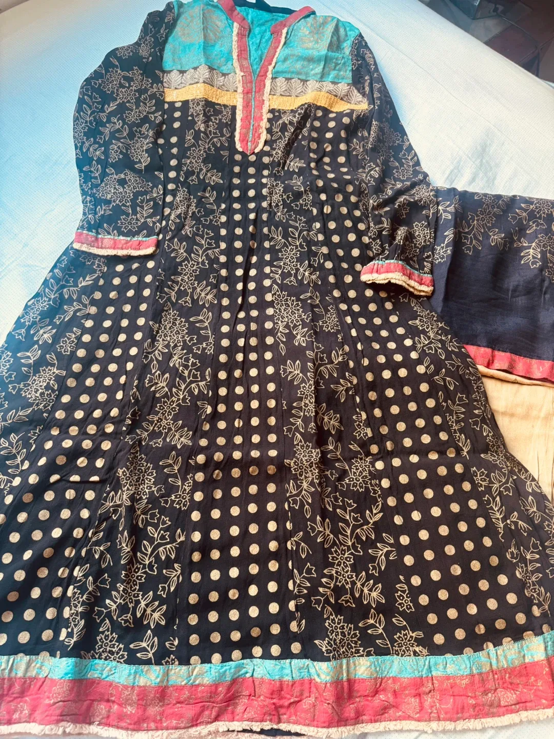 Salwar Kameez Suit - Size small image indicator(2)