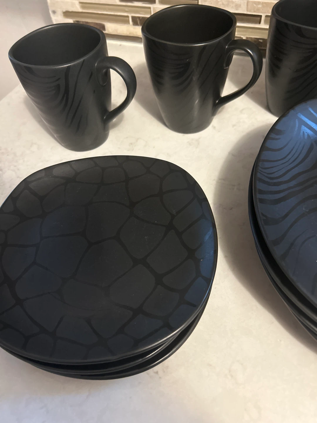 Black Dinnerware Set (4 Plates & 4 Mugs) - photo 2