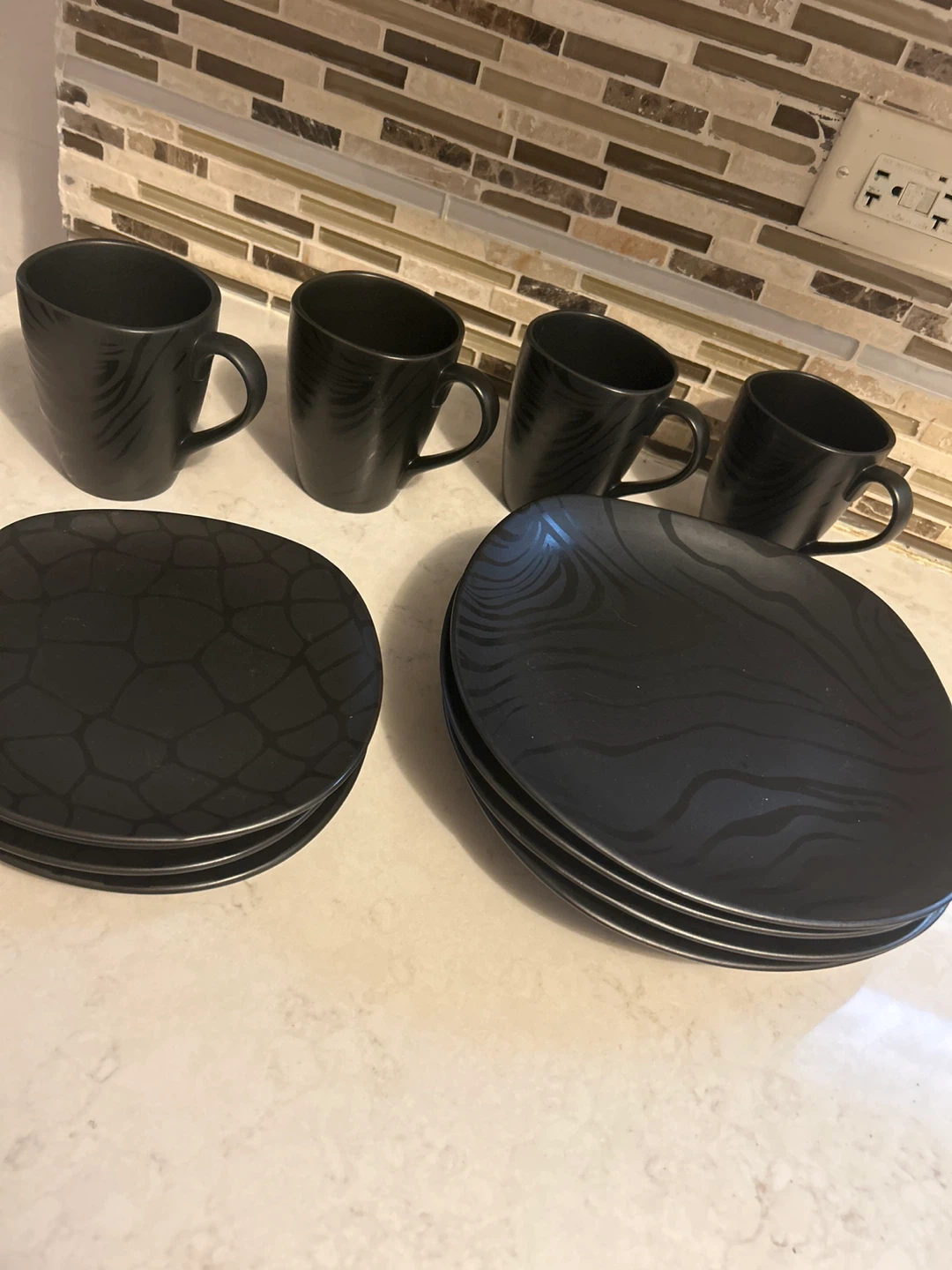 Black Dinnerware Set (4 Plates & 4 Mugs)