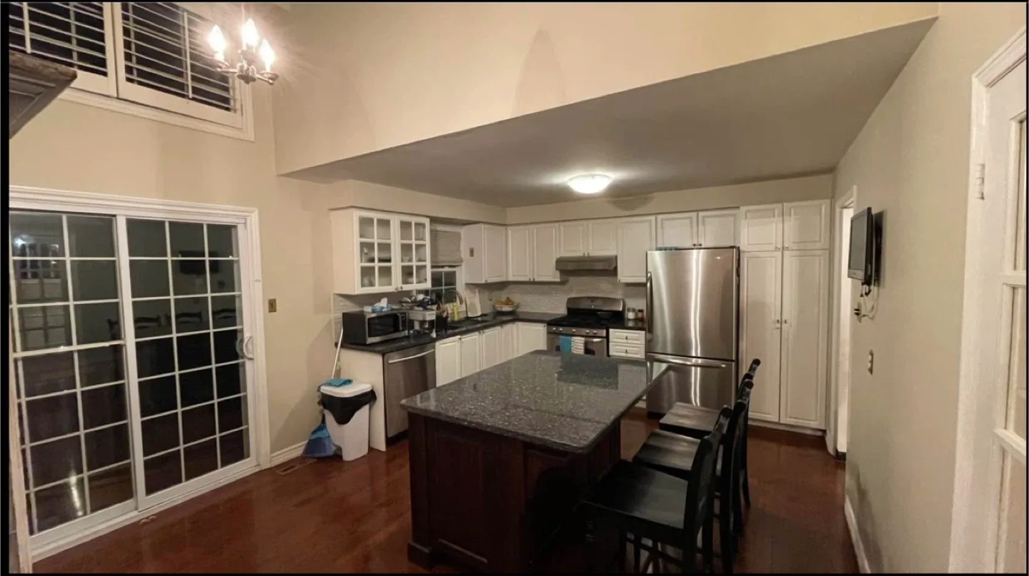 Private room with private 4pc washroom for rent image indicator(3)