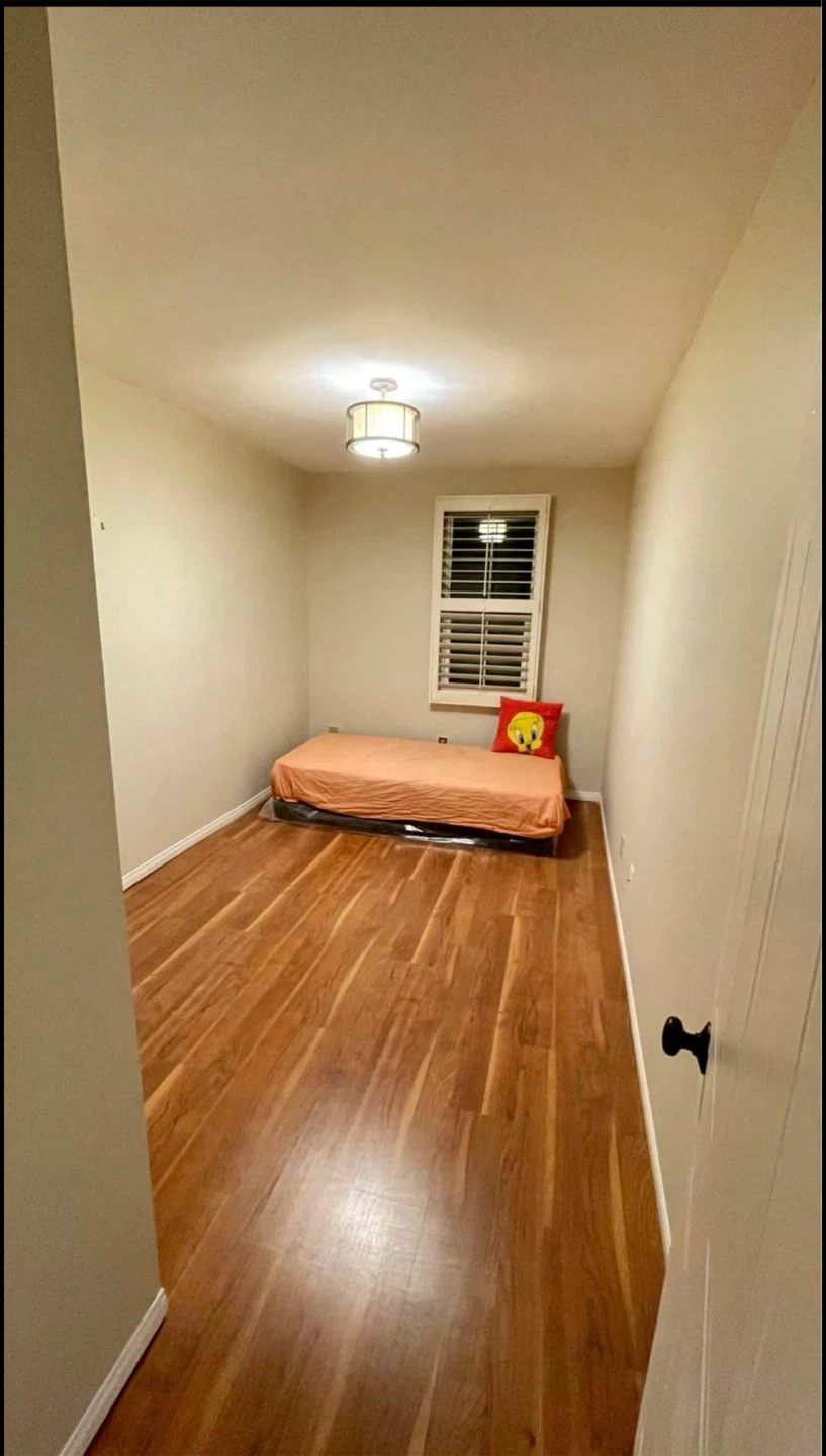 Private room with private 4pc washroom for rent - photo 5