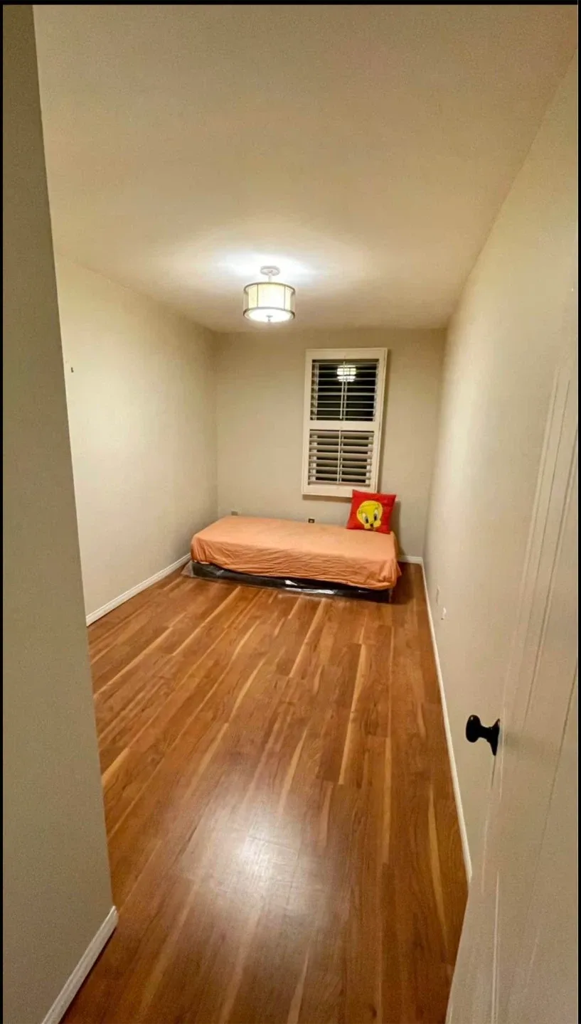 Private room with private 4pc washroom for rent image indicator(5)