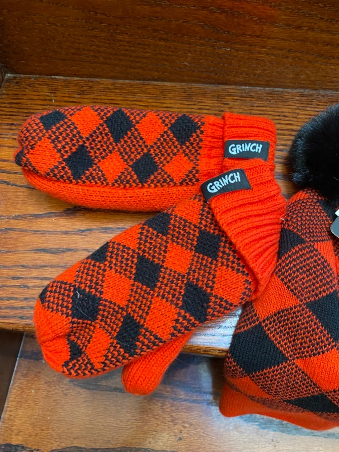 The Grinch Hat and Mittens Set image indicator(3)