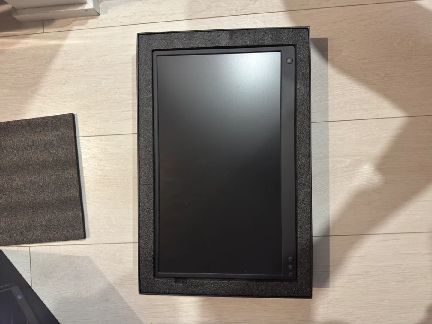 Z12-2 15.6" FHD Portable Monitor - Like New! image indicator(5)