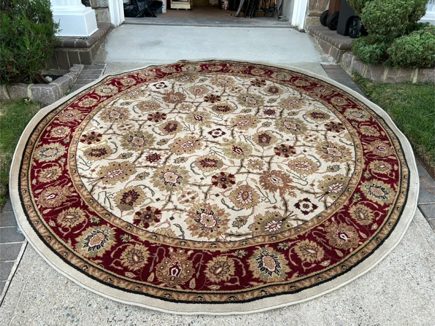 9 ‘ Round Area Rug thumbnail