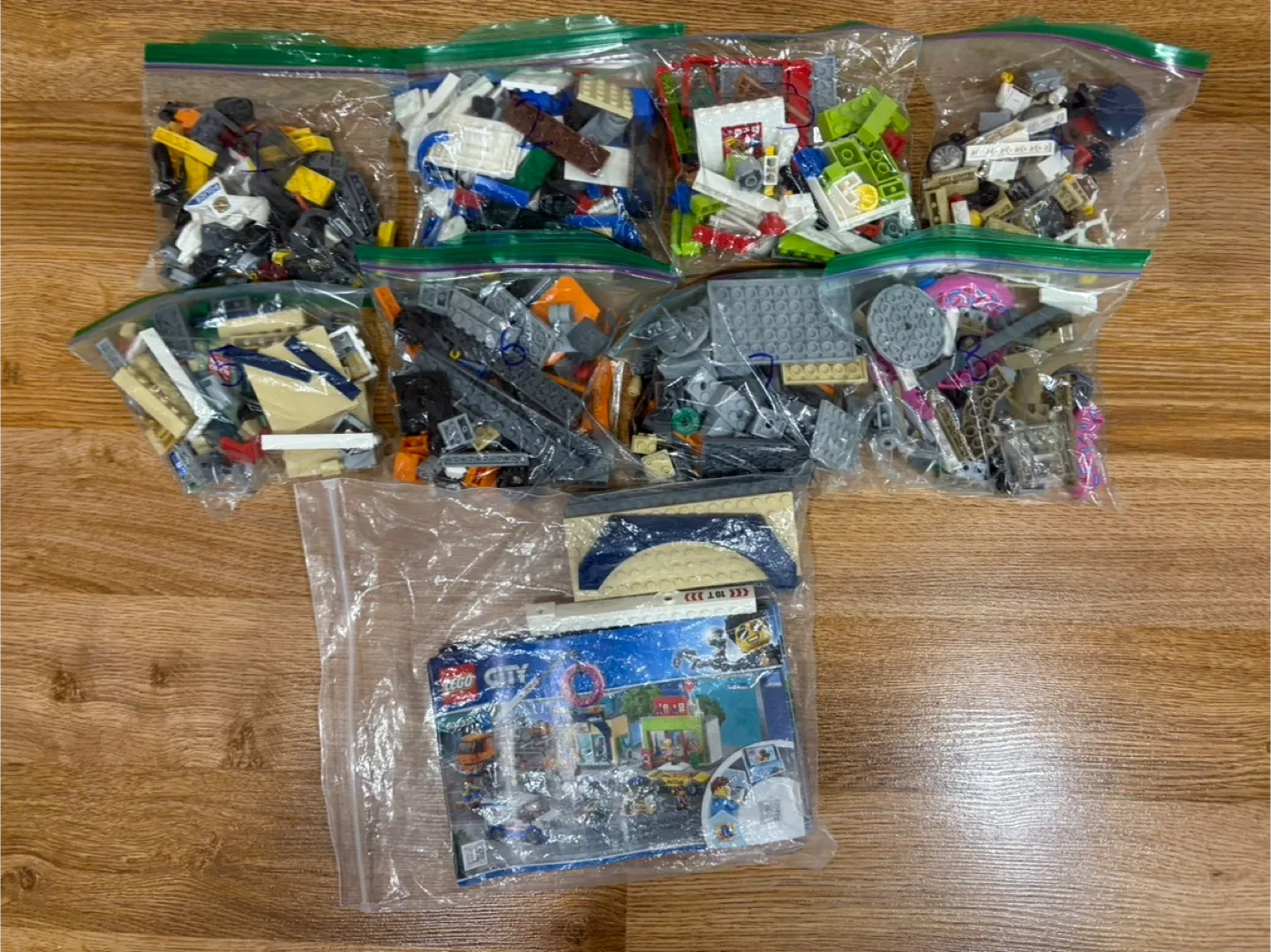 LEGO City 60233 Donut Shop Opening image indicator(2)