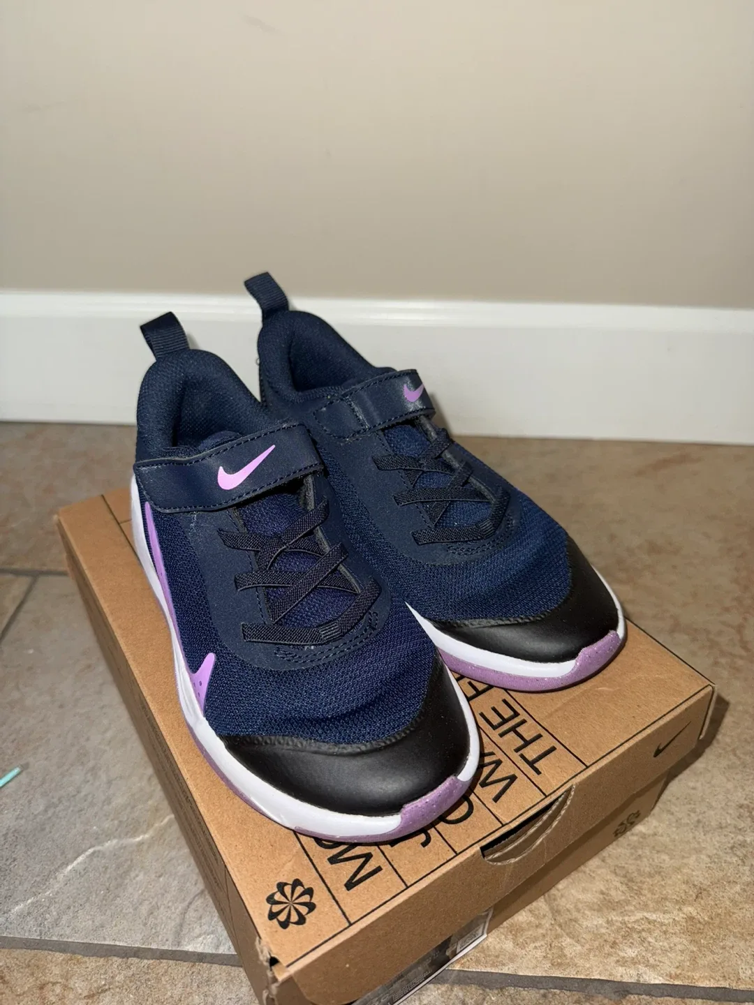 Nike Omni Multi-Court (PS) Size 13C - Kids Shoes image indicator(3)