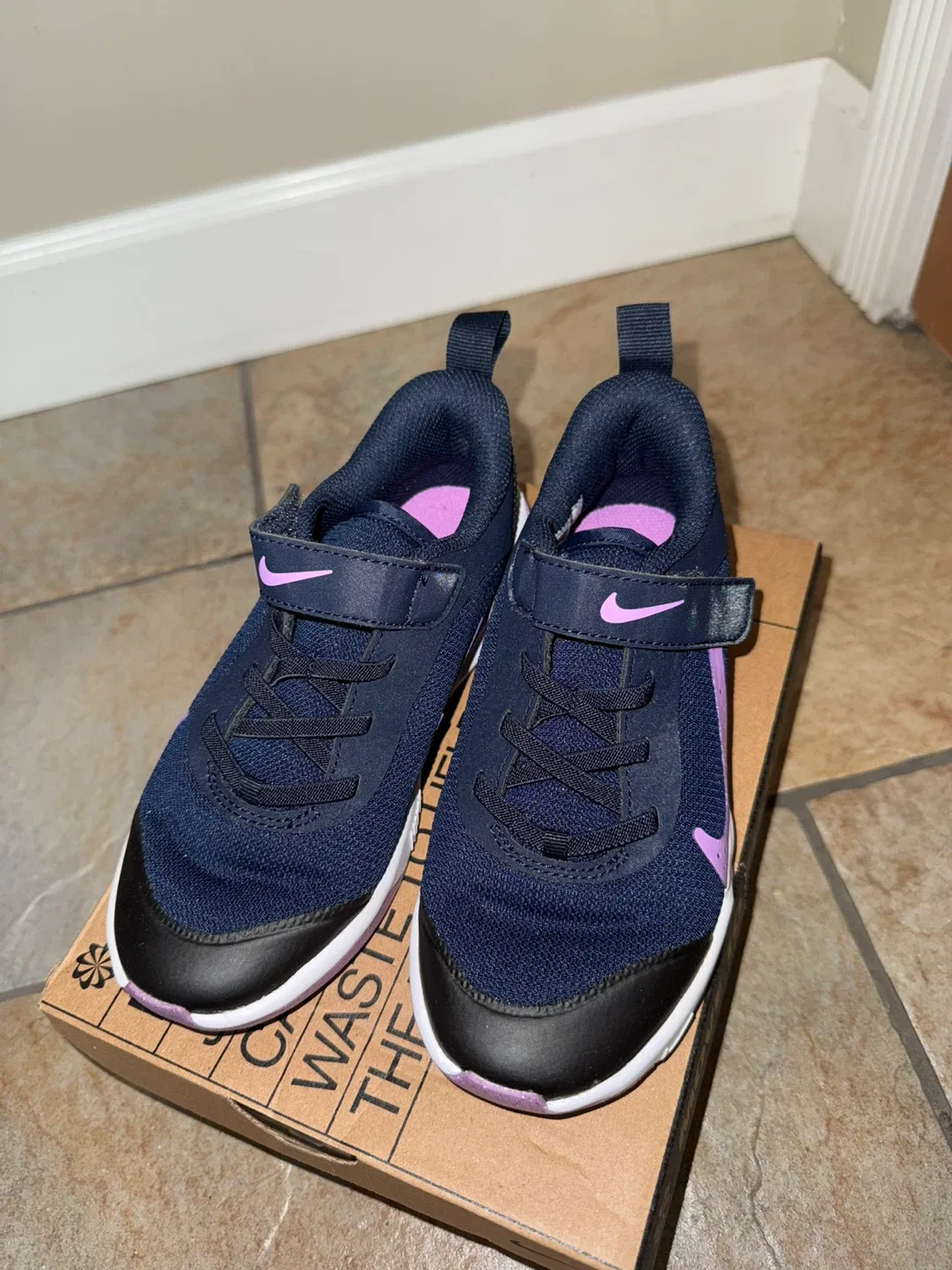 Nike Omni Multi-Court (PS) Size 13C - Kids Shoes image indicator(2)