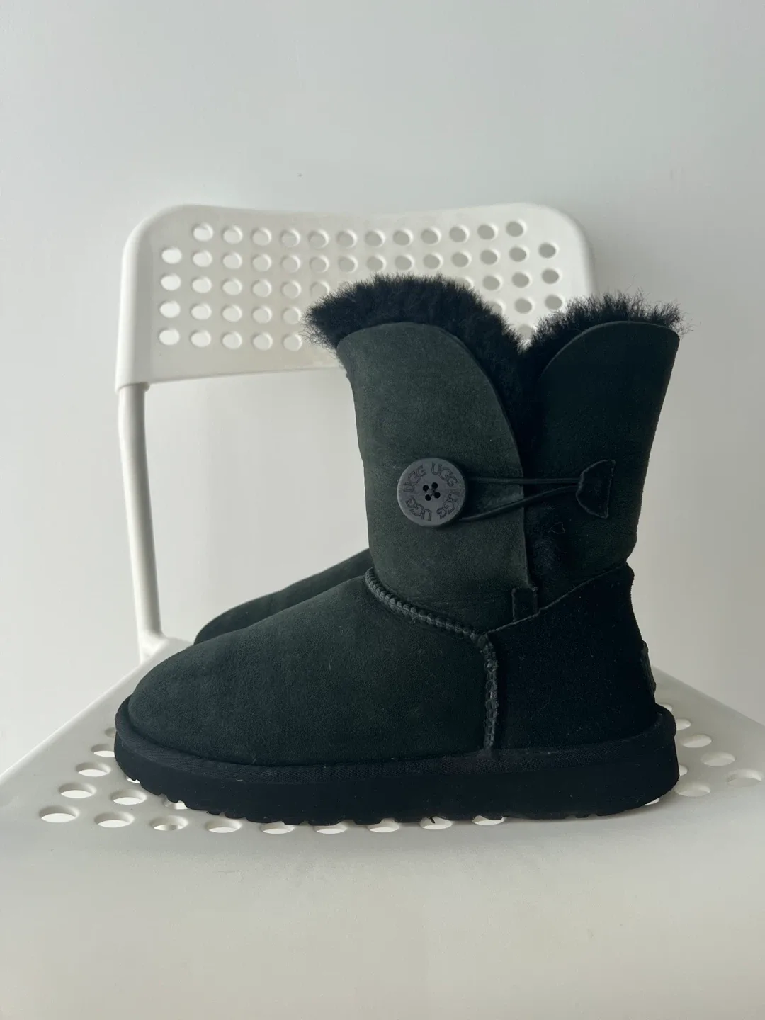 (Retail $270)UGG Bailey Button II Boots WMNS "Black" image indicator(9)