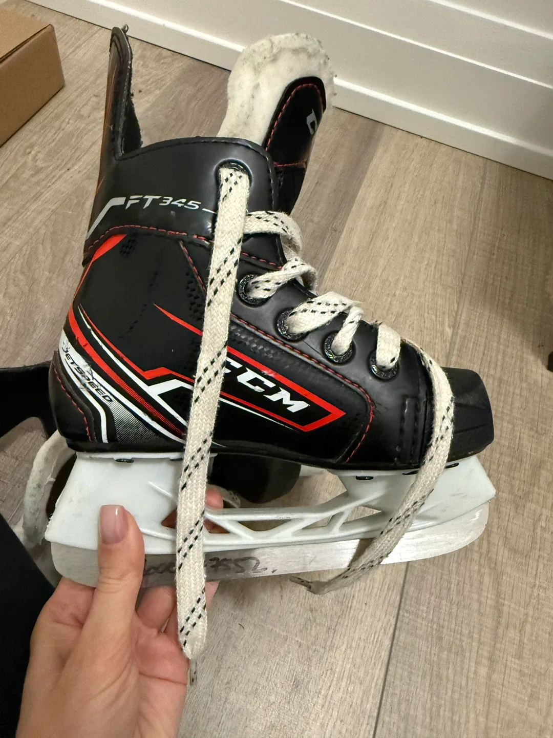 CCM JetSpeed FT345 Ice Hockey Skates -Kids - Size 9 image indicator(3)