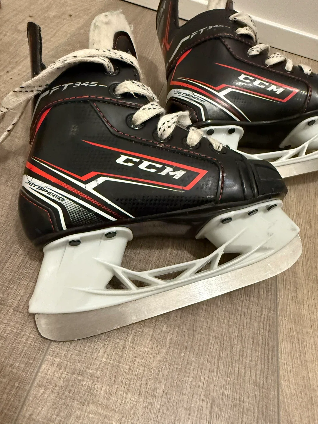 CCM JetSpeed FT345 Ice Hockey Skates -Kids - Size 9 image indicator(2)