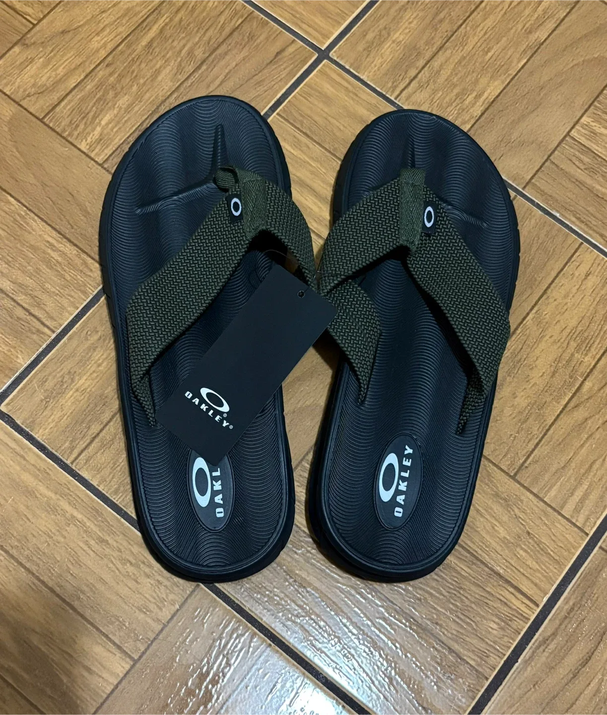 Men’s Oakley Ellipse Flip flop,       Size 10, New with Tag thumbnail