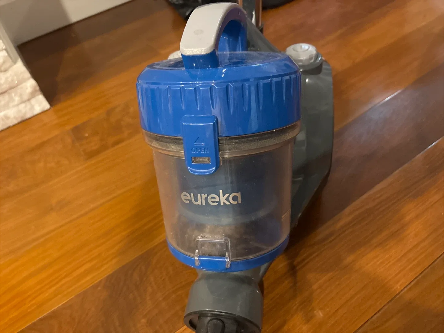 Eureka Vacuum Cleaner - Blue & Grey image indicator(3)