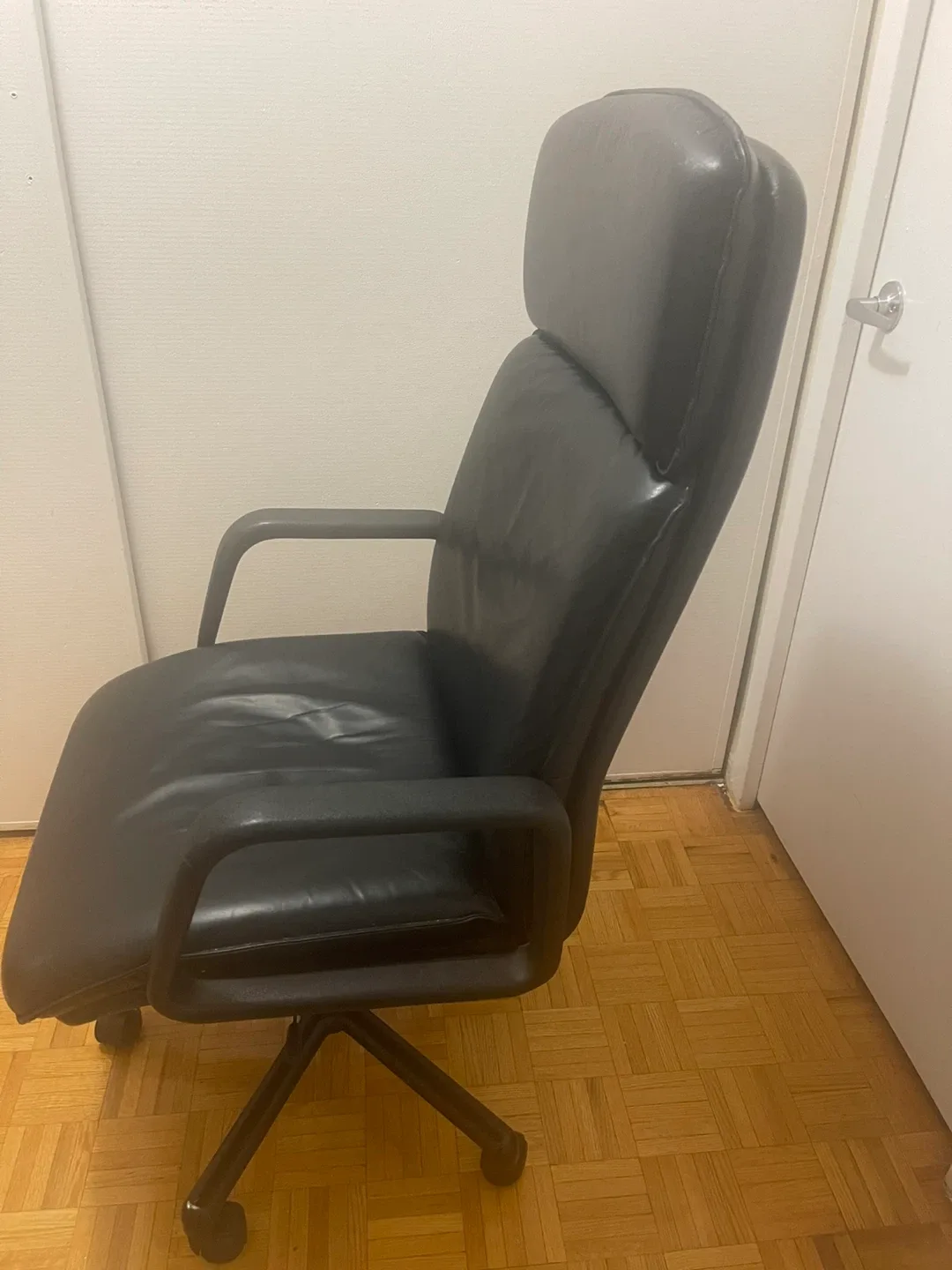 Black Leather Executive Office Chair image indicator(4)