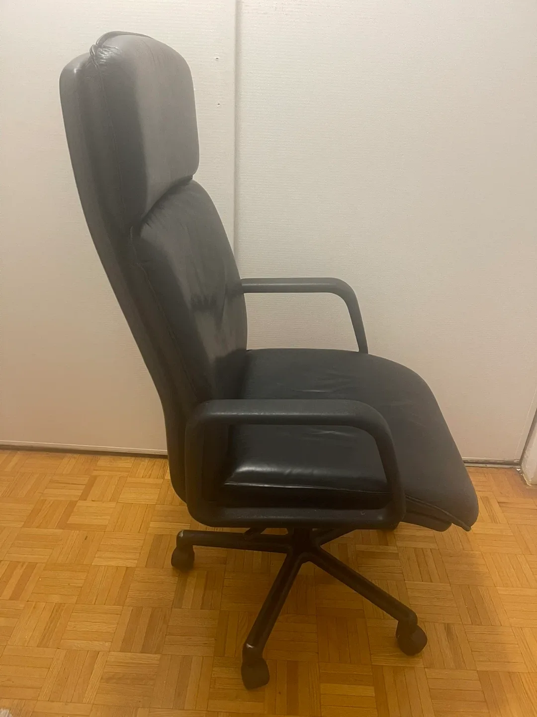 Black Leather Executive Office Chair image indicator(2)
