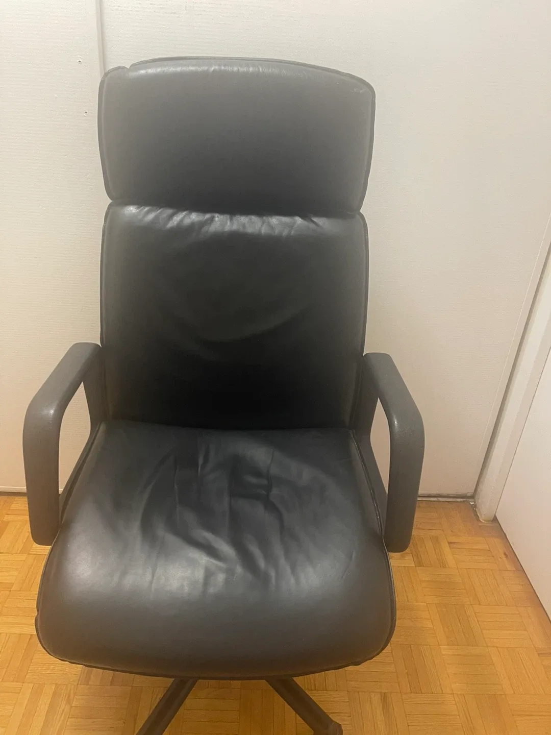 Black Leather Executive Office Chair image indicator(5)